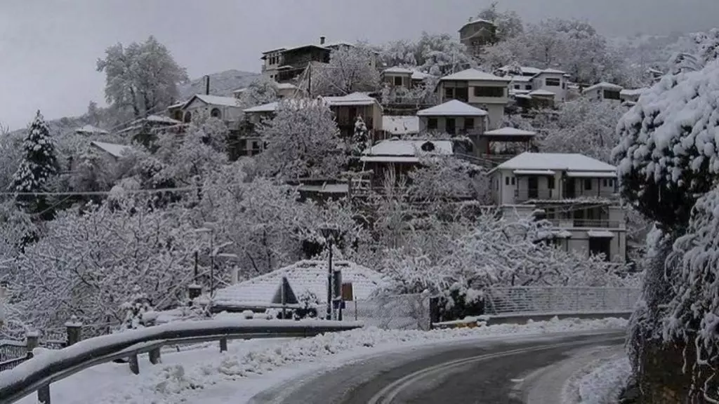 Σε ποιες περιοχές της Δυτ. Ελλάδας και της Πελοποννήσου καταγράφονται προβλήματα λόγω χιονοπτώσεων και παγετού