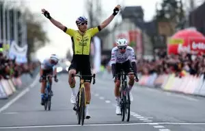 Εντός έδρας νίκη για τον Wout Van Aert.