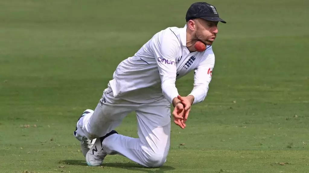 Τραυματίας στο γόνατο ο Jack Leach.