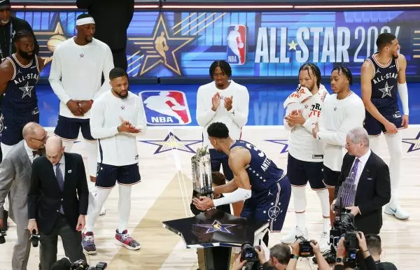 All Star Game 2024: Το «winner, winner, chicken dinner» του Γιάννη στην απονομή (video)