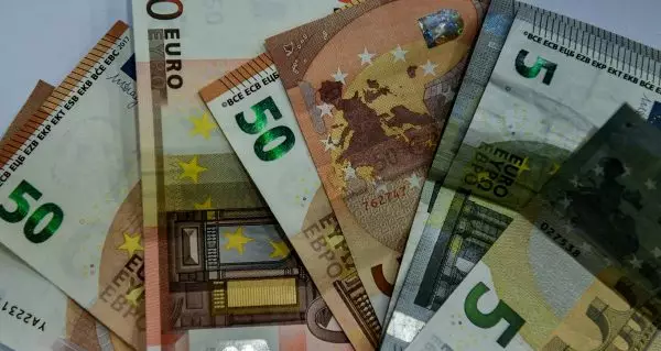 Λογαριασμοί ΔΕΚΟ,ΔΕΗ και ΕΥΔΑΠ και χαρτονομίσματα ευρώ